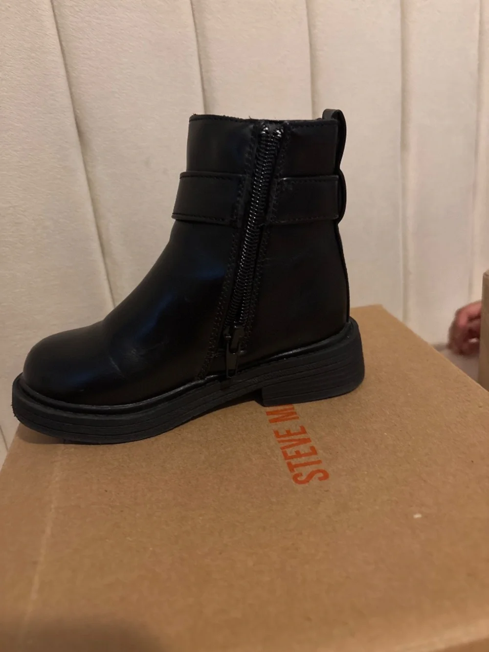 Heart lock boots